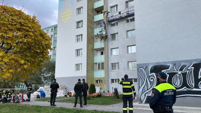 V Bratislavě se utrhla výšková plošina s dělníky, jeden zahynul